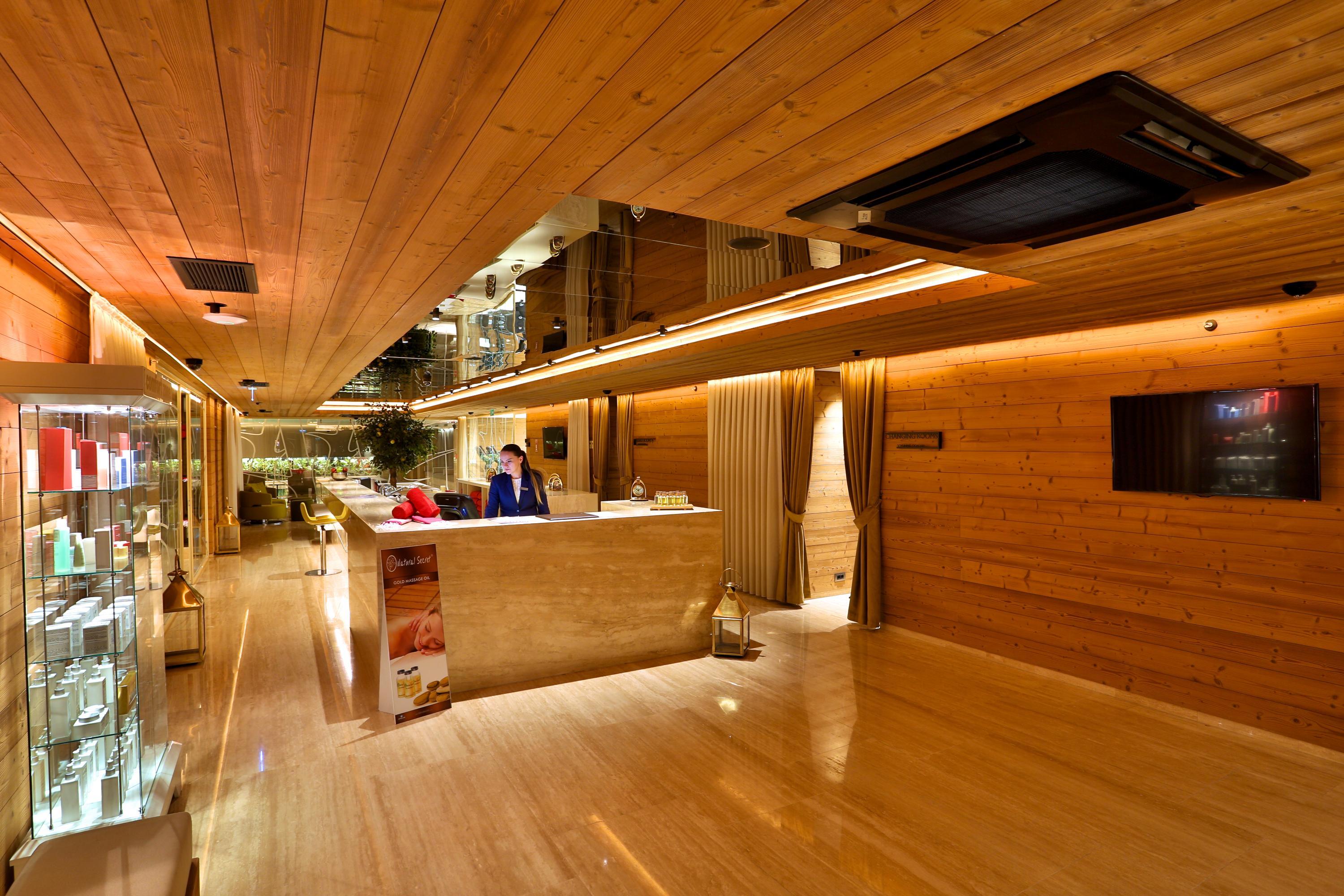 Dosso Dossi Hotels & Spa Downtown Istanbul Ngoại thất bức ảnh The photo depicts a modern reception area or lobby with a warm and inviting design. The walls and ceiling are finished in wood, creating a cozy atmosphere. There is a polished stone or marble floor that reflects light, enhancing the brightness of the