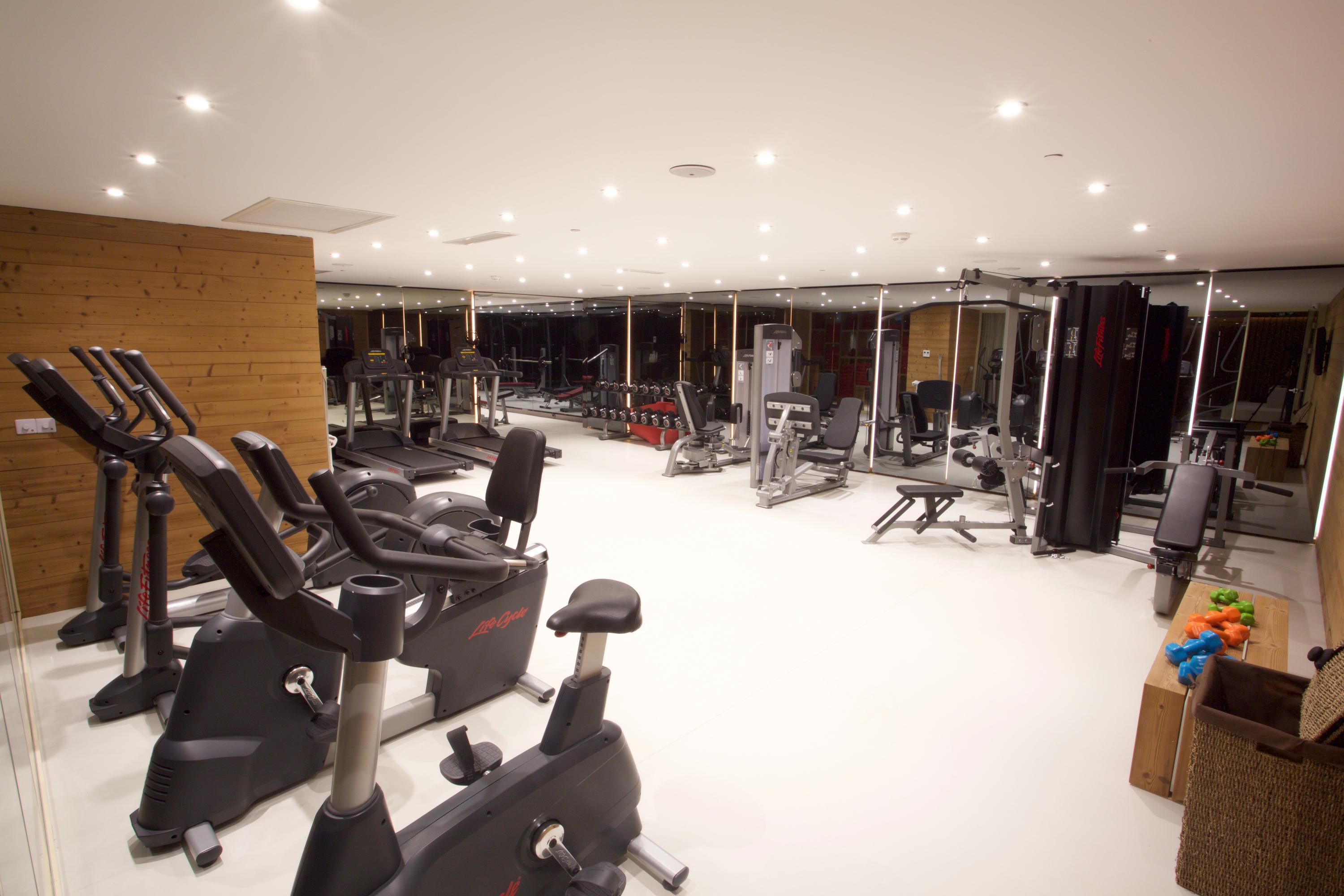 Dosso Dossi Hotels & Spa Downtown Istanbul Ngoại thất bức ảnh The photo shows a modern gym or fitness area. It features various exercise equipment, including stationary bikes, weight machines, and possibly free weights. The space has a bright, well-lit atmosphere with multiple ceiling lights and large mirrors l