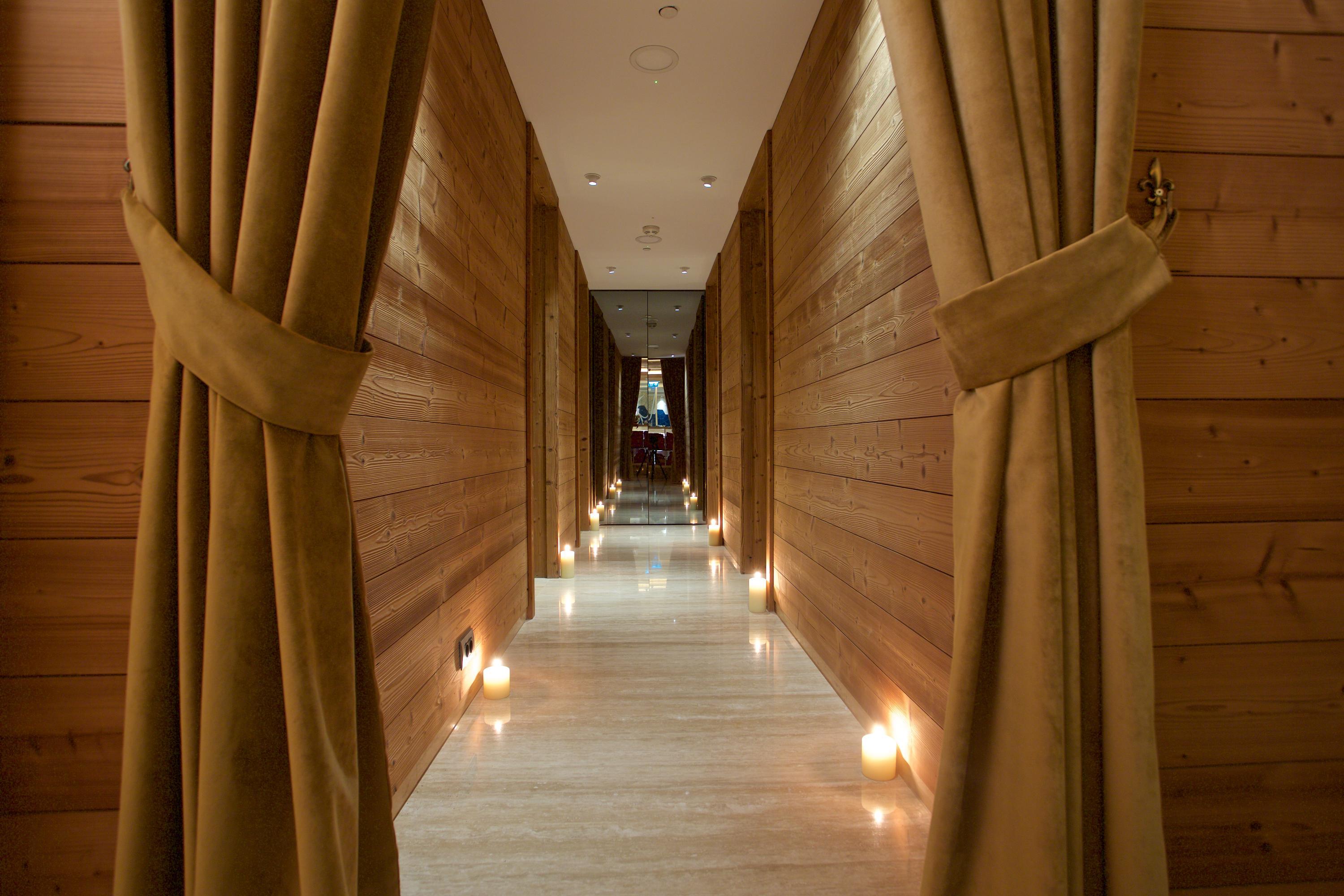 Dosso Dossi Hotels & Spa Downtown Istanbul Ngoại thất bức ảnh The photo shows a serene hallway with a modern aesthetic. The walls are made of wood, giving a warm and inviting feel. At the sides of the hallway, there are soft, draped curtains that add a touch of elegance. The floor is well-lit, primarily featuri